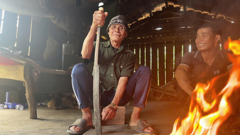 Với cụ A Nhóa, ký ức về hai cuộc kháng chiến vẫn là niềm tự hào của người dân làng Xốp Dùi. Ảnh: Nguyễn Dương