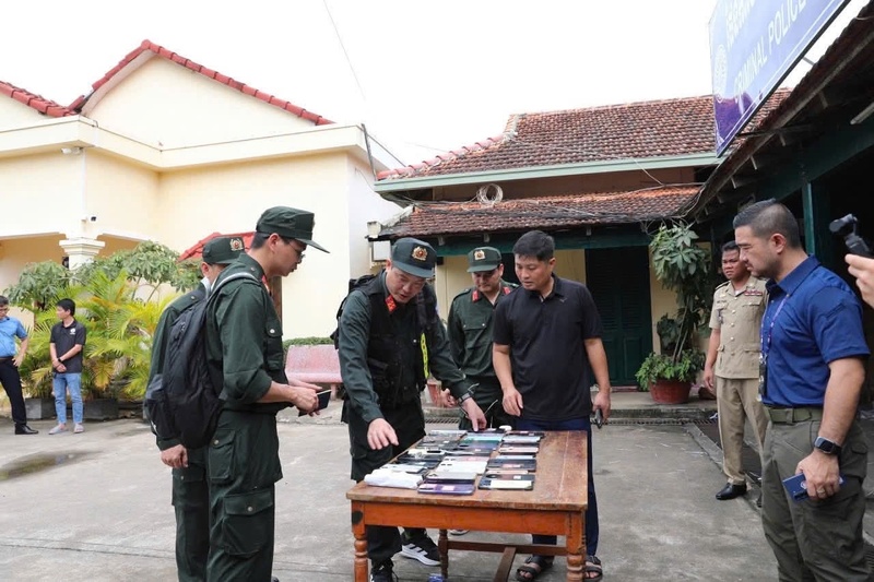 Công an tỉnh Lai Châu phối hợp với Cơ quan đại diện Bộ Công an Việt Nam tại Campuchia triệt phá thành công chuyên án lừa đảo chiếm đoạt tài sản trên không gian mạng quy mô lớn, xuyên quốc gia. Ảnh: Công an tỉnh Lai Châu.