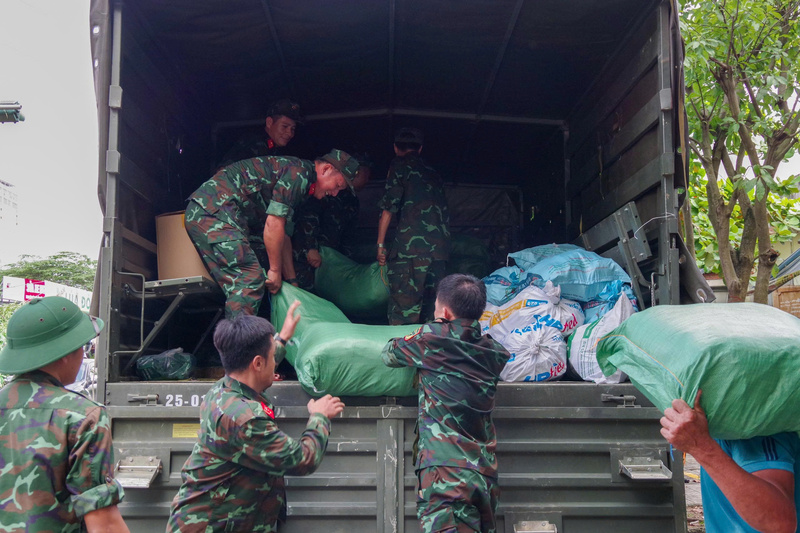 Đây là 6 tấn trong tổng số 20 tấn gạo sẽ nhanh chóng được đưa đến với người dân các địa phương bị thiệt hại do mưa lũ vừa qua. Ảnh: Bình An