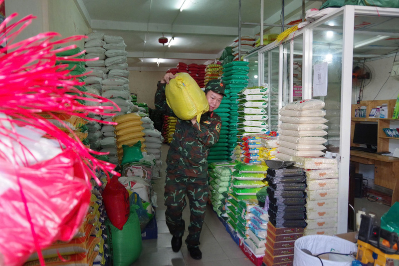 Các chiến sĩ thuộc Bộ Chỉ huy Quân sự TP. Đà Nẵng vận chuyển gạo ra xe để đưa đến cấp phát cho khu vực Thạnh Mỹ, Trà My. Ảnh: Bình An