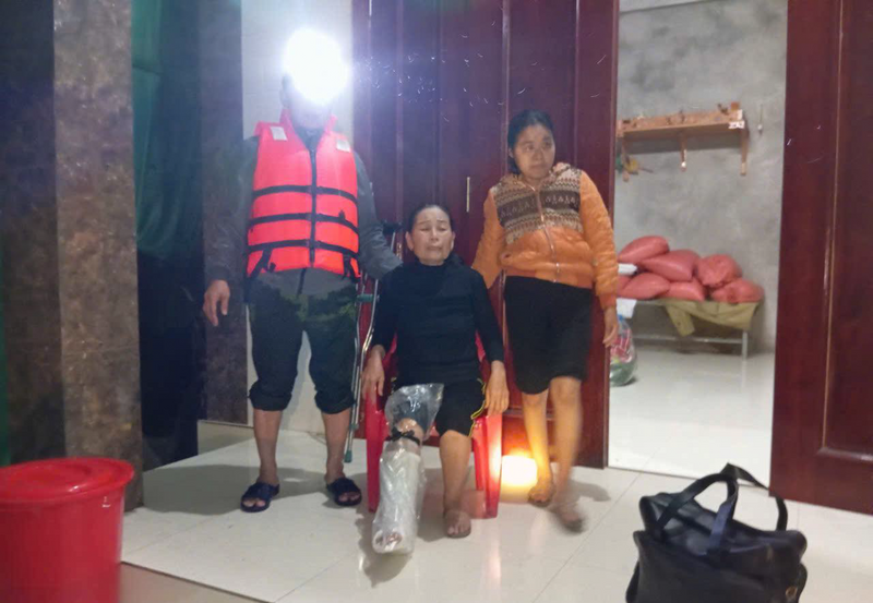 Nước lũ lên nhanh,  lực lượng công an xã, dân quân và chính quyền địa phương hỗ trợ di dời người dân ngay trong đêm.