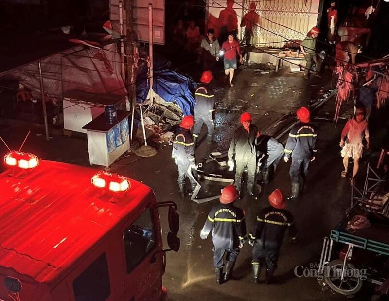 11 xe chữa cháy và 70 cán bộ, chiến sĩ nỗ lực khống chế đám cháy trong đêm.