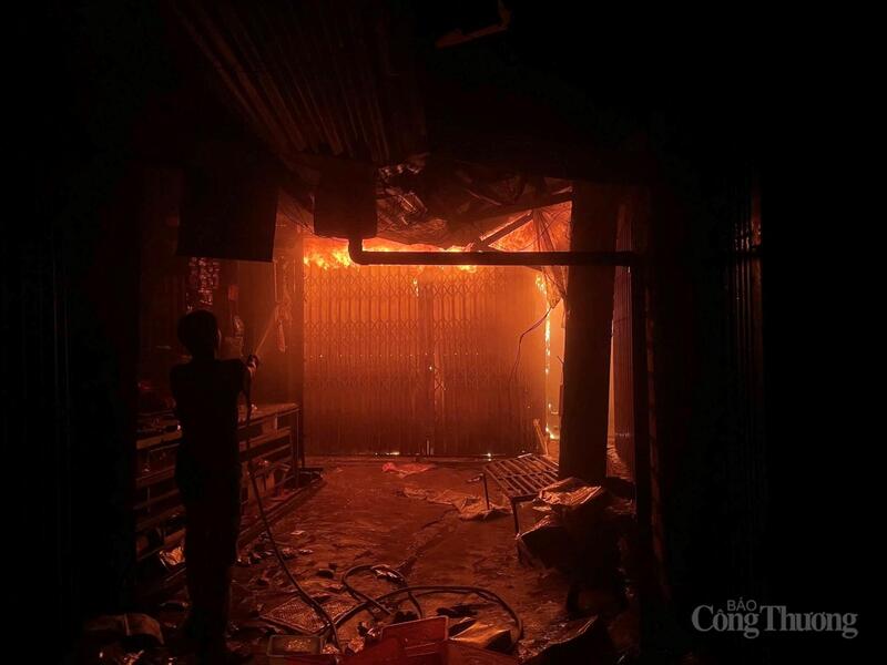 Trước đó, vào khoảng 22h45p tối 4/11, người dân phát hiện lửa bốc lên từ khu vực kinh doanh giày dép trong chợ nên lập tức báo cho chính quyền địa phương.