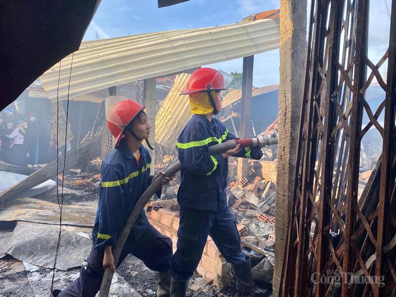 Lực lượng chức năng nỗ lực dập tắt hoàn toàn đám cháy.