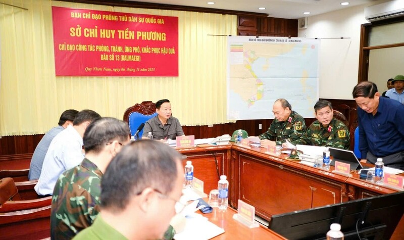 Phó Thủ tướng Trần Hồng Hà, Phó Trưởng ban Thường trực Ban Chỉ đạo phòng thủ dân sự quốc gia chủ trì cuộc họp trực tiếp kết hợp trực tuyến triển khai khẩn cấp các biện pháp ứng phó cơn bão số 13 (bão Kalmeagi). Ảnh: Tấn Lực