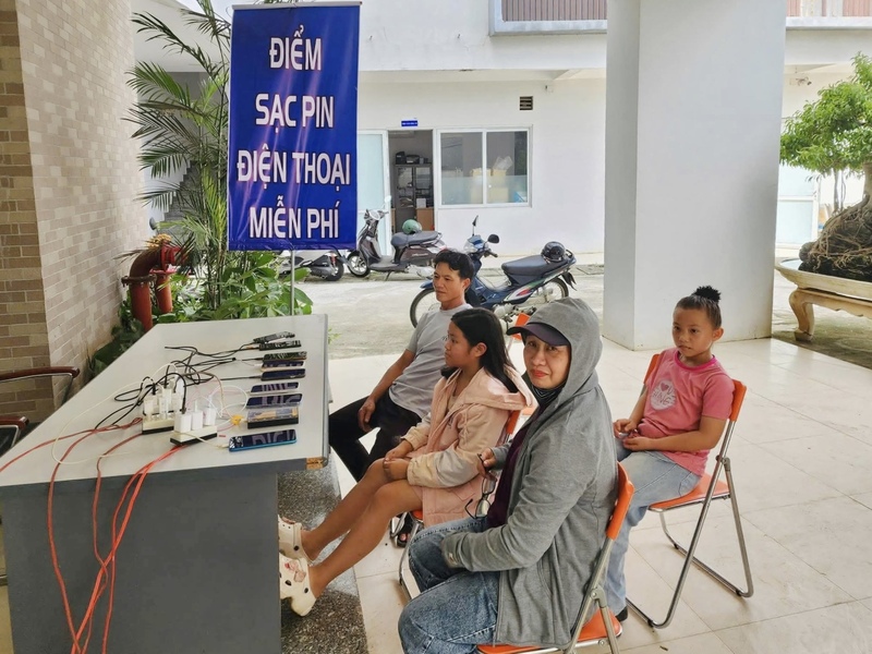 Người dân chờ sạc pin tại Đội quản lý điện Phù Mỹ (Công ty Điện lực Gia Lai).