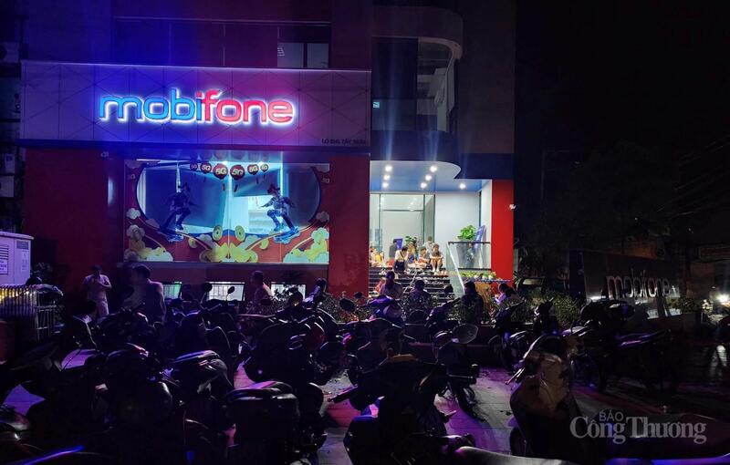 Từ sáng sớm tới tối muộn, người dân tập trung đông tại Cửa hàng Mobifone Quy Nhơn để sạc pin miễn phí.
