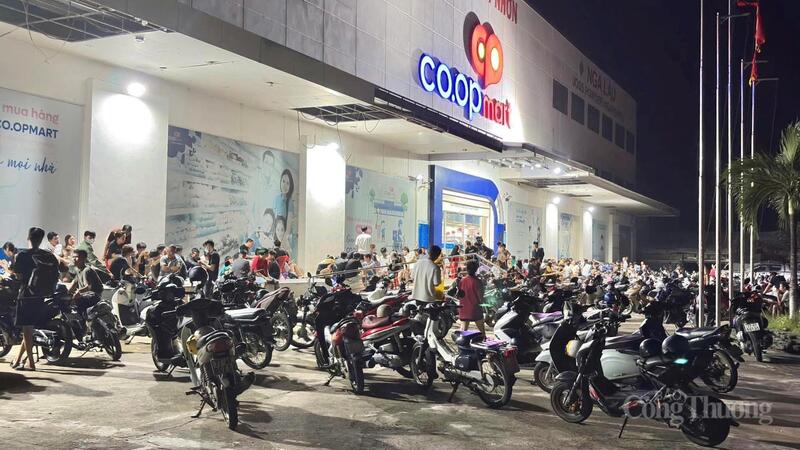 Từ sáng ngày 7/11 tới nay, người dân tập trung rất đông tại Siêu thị Co.opmart Quy Nhơn để sạc pin miễn phí.