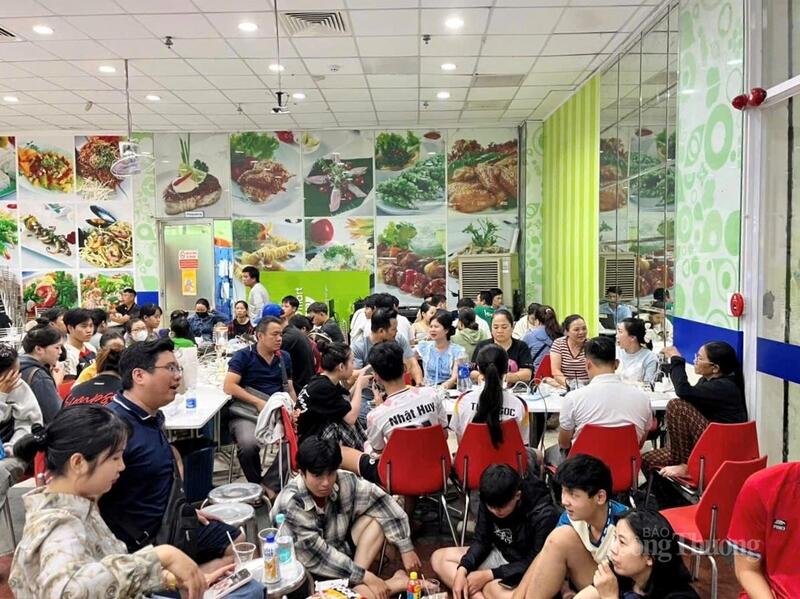 Người dân chờ sạc pin tại Siêu thị Co.opmart Quy Nhơn.