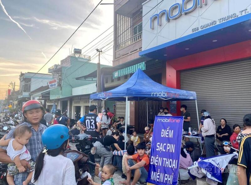 Hàng loạt điểm sạc pin miễn phí được mở ra để giúp người dân duy trì liên lạc và sẻ chia sau bão.