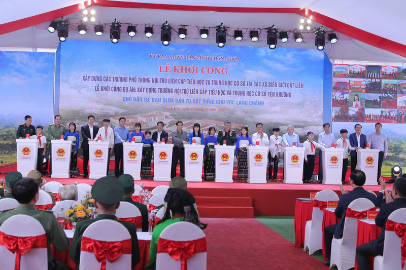 Thủ tướng Phạm Minh Chính cùng các đại biểu, các em học sinh thực hiện nghi thức khởi công dự án Trường nội trú liên cấp Tiểu học và Trung học cơ sở xã Yên Khương. Ảnh: Minh Hiếu