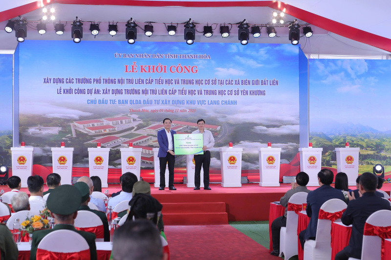 Tại sự kiện, Tập đoàn Công nghiệp - Năng lượng quốc gia (Petrovietnam) tặng một công trình trường học cho tỉnh Thanh Hóa. Ảnh: Minh Hiếu