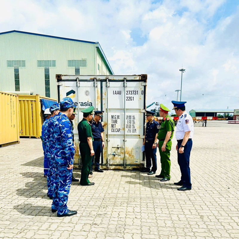 Lực lượng chức năng phối hợp kiểm tra lô hàng. Ảnh: HQVN