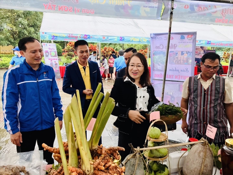 Trong giai đoạn 2021-2025, tỉnh Quảng Ngãi đã quan tâm đầu tư phát triển hạ tầng thương mại, đặc biệt ở khu vực miền núi (Ảnh: Tiêu Dao)