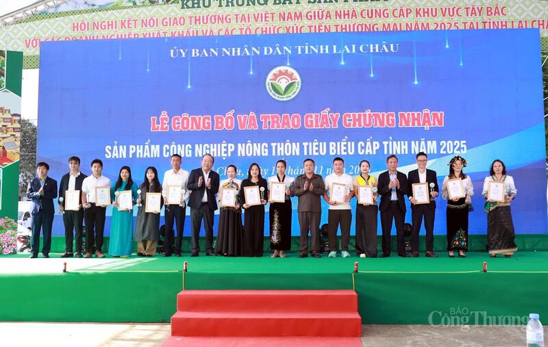 Đại diện lãnh đạo Bộ Công Thương, UBND tỉnh Lai Châu, Sở Công Thương tỉnh Lai Châu trao giấy chứng nhận cho 13 sản phẩm công nghiệp nông thôn tiêu biểu cấp tỉnh năm 2025.