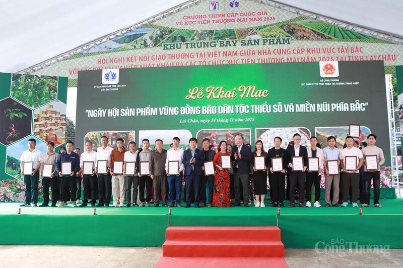 Đại diện lãnh đạo Bộ Công Thương, UBND tỉnh Lai Châu, Sở Công Thương tỉnh Lai Châu trao giấy chứng nhận cho các Doanh nghiệp, Hợp tác xã, hộ kinh doanh tham gia sự kiện