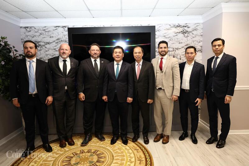 Bộ trưởng Nguyễn Hồng Diên và các lãnh đạo Tập đoàn năng lượng GAES. Ảnh: Nguyên Minh