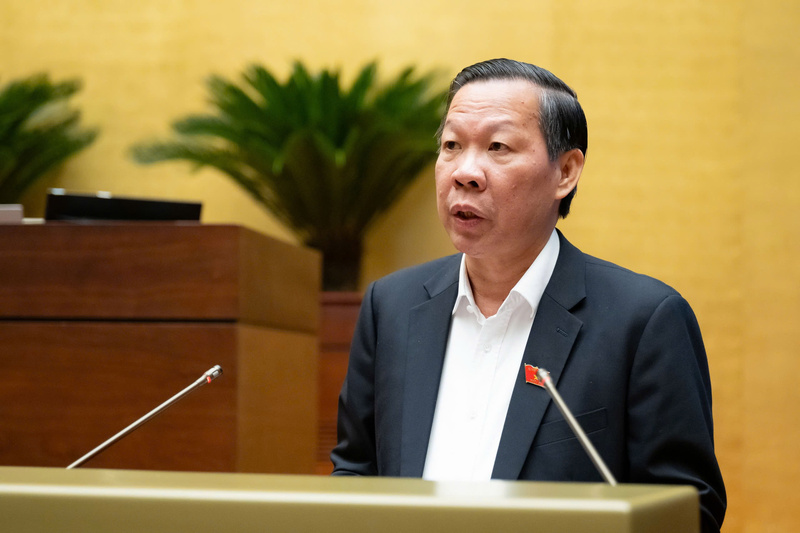 Chủ nhiệm Uỷ ban Kinh tế và Tài chính Phan Văn Mãi trình bày Báo cáo Thẩm tra. Ảnh: VPQH