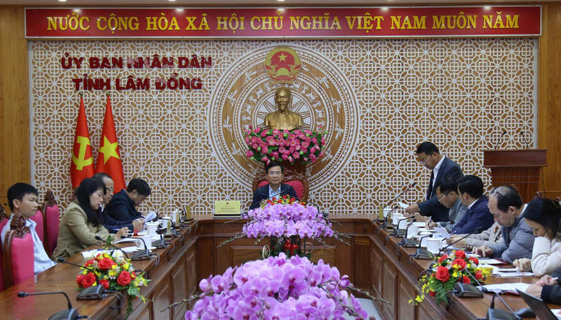 Chủ tịch UBND tỉnh Lâm Đồng Hồ Văn Mười chủ trì cuộc họp