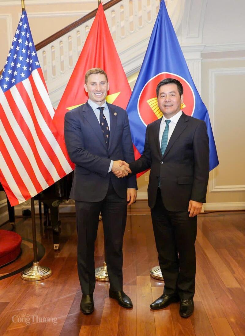 Bộ trưởng Bộ Công Thương Nguyễn Hồng Diên làm việc với Thứ trưởng Bộ Ngoại giao Hoa Kỳ Jacob Helberg. Ảnh: Nguyên Minh