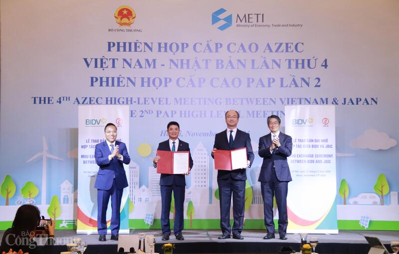 Trao đổi Biên bản ghi nhớ về thỏa thuận hợp tác giữa BIDV và JBIC hỗ trợ quá trình giảm thiểu carbon và chuyển đổi năng lượng tại Việt Nam. Ảnh: Thanh Tuấn