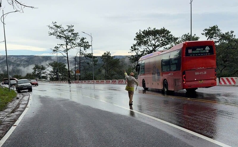 Lực lượng chức năng điều phối không cho các phương tiện di chuyển lên đèo Prenn.