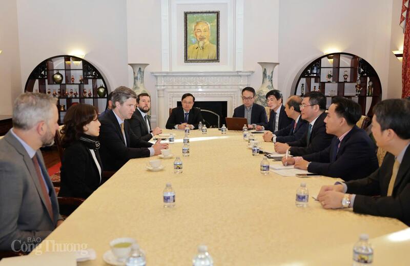 Bộ trưởng Bộ Công Thương Nguyễn Hồng Diên làm việc với lãnh đạo các doanh nghiệp thuộc FDRA. Ảnh: Nguyên Minh