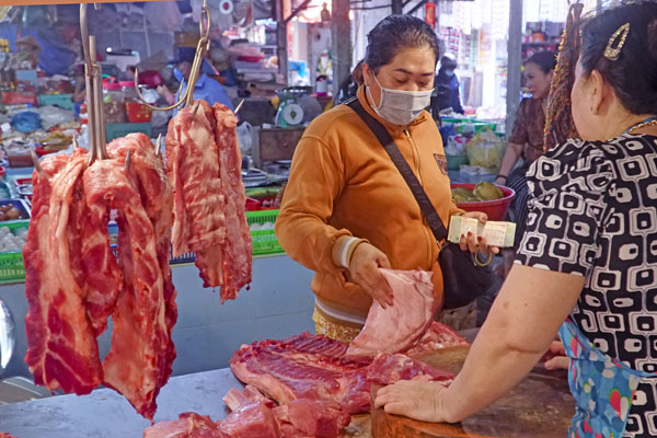 Giá thịt heo bán tại chợ giảm, sức mua yếu.