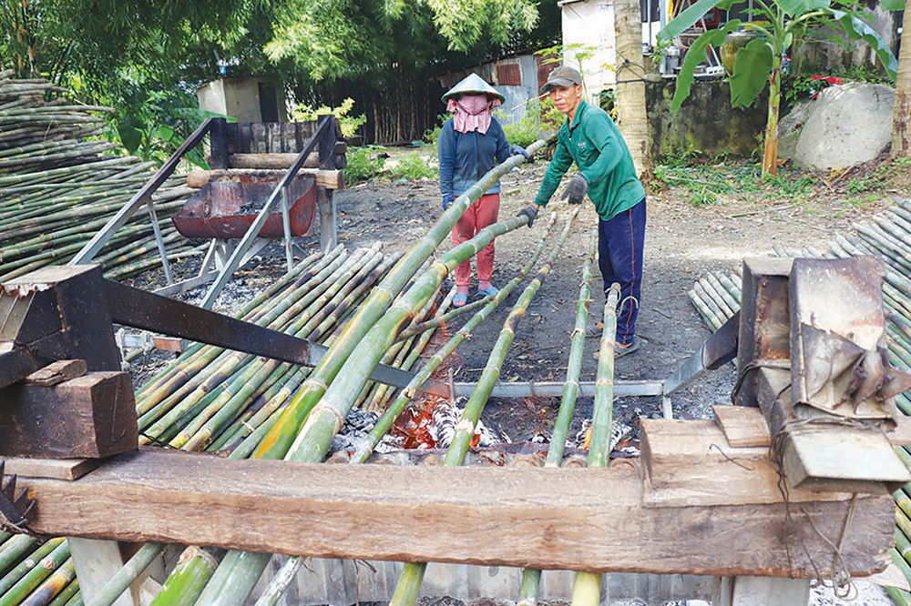 Chiếc bếp củi lúc nào cũng đỏ lửa, người dân miệt mài uốn tầm vông cho thẳng, bán được giá cao.