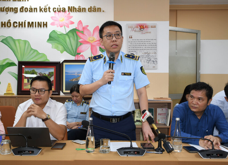 Ông Nguyễn Quang Huy - Phó chi Cục trưởng Chi cục Quản lý thị trường TP. Hồ Chí Minh thông tin về công tác chống hàng gian, hàng giả tại hợp báo. Ảnh: Thanh Minh.
