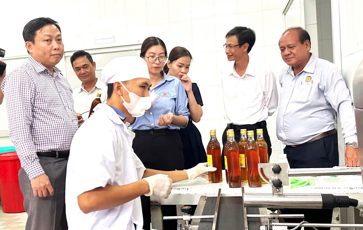 Đề án “Hỗ trợ ứng dụng máy móc thiết bị tiên tiến vào sản xuất mật ong” được nghiệm thu.