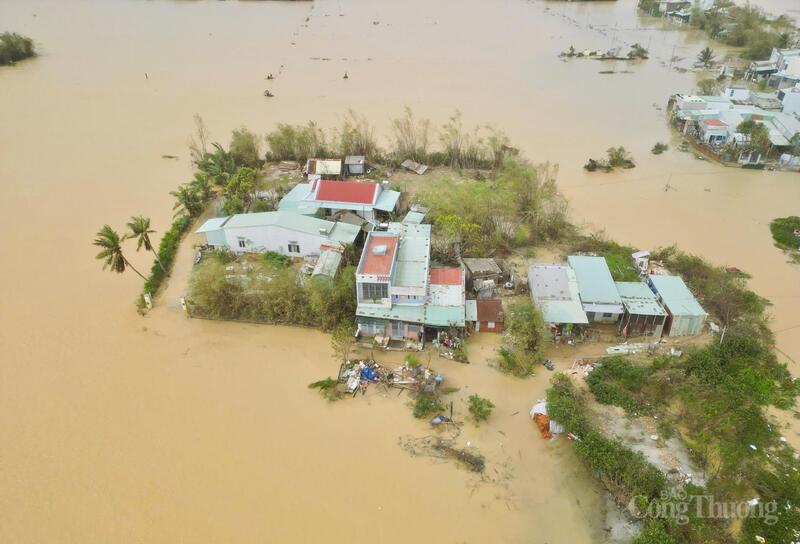 Người dân Quy Nhơn vừa trải qua trận lũ lịch sử nay lại luôn trong tinh thần sẵn sàng phòng chống lũ. Ảnh: Hiền Mai