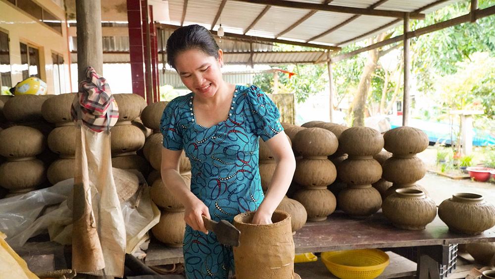Với chị Thị Nhu làm nồi đất tuy cực mà vui vì tiếp nối được nghề truyền thống từ ông bà.