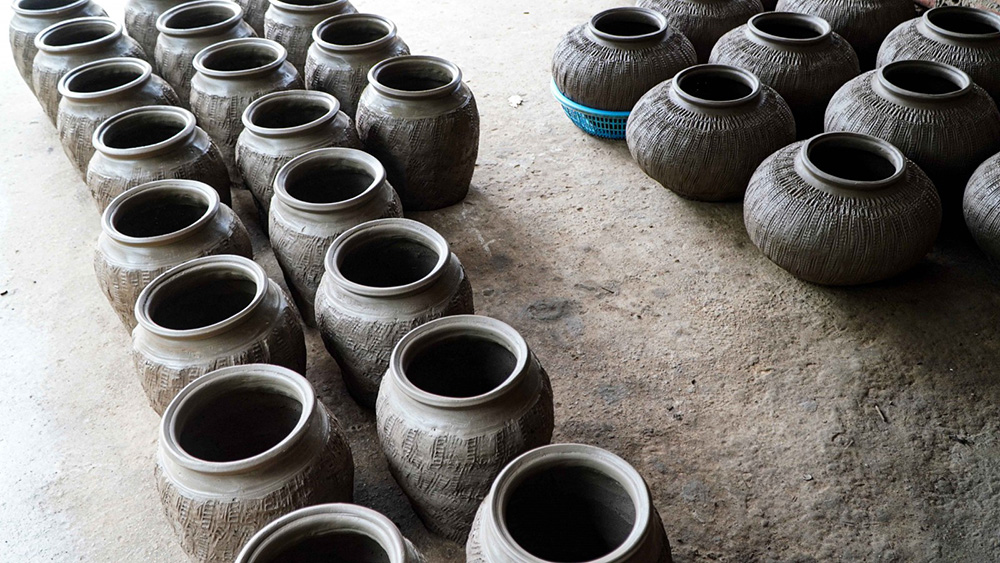 Với chị Thị Nhu làm nồi đất tuy cực mà vui vì tiếp nối được nghề truyền thống từ ông bà.