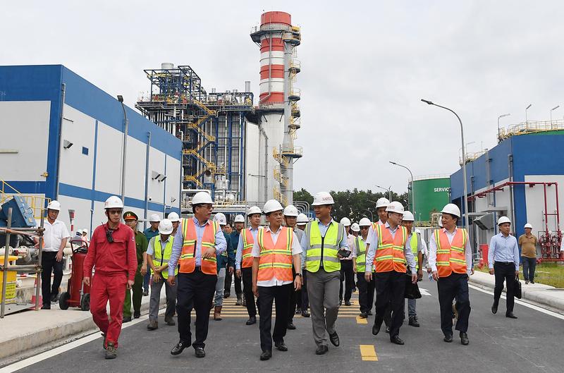 Phó Thủ tướng Bùi Thanh Sơn kiểm tra tiến độ xây dựng cụm dự án Nhà máy nhiệt điện Nhơn Trạch 3 và 4 tại tỉnh Đồng Nai. Ảnh: VGP/Hải Minh.