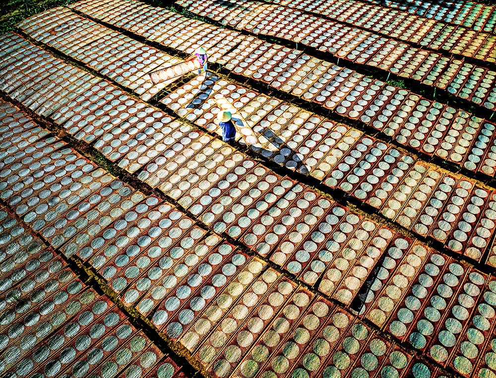 Nghề làm bánh tráng Mỹ Lồng- xã Lương Phú (xã Mỹ Thạnh cũ) là làng nghề thủ công truyền thống đã được Bộ Văn hóa-TT-DL công nhận là Di sản văn hóa phi vật thể cấp quốc gia vào cuối năm 2018. Ảnh: TRUNG HIẾU