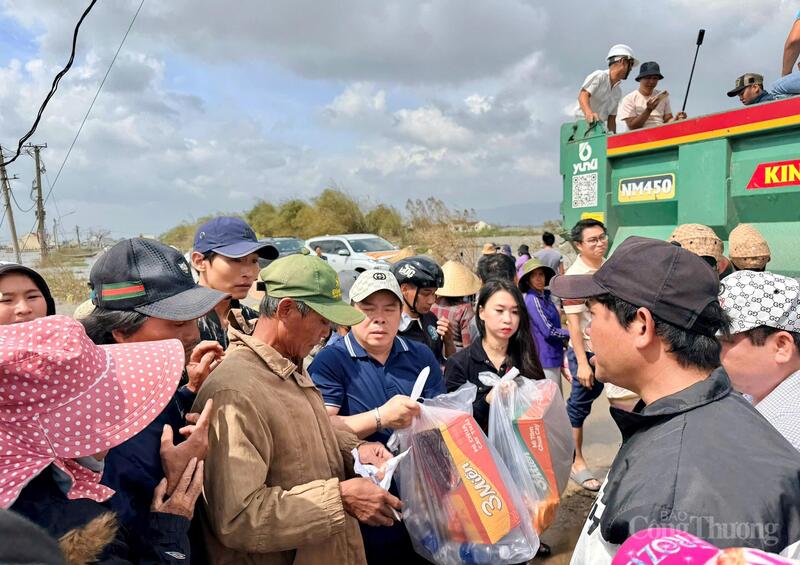 Bên cạnh kiểm soát thị trường, trong tháng 11, Chi cục Quản lý thị trường Gia Lai đã huy động được 39 tấn nhu yếu phẩm, tặng hàng nghìn phần quà cho người dân vùng rốn lũ. Ảnh: Hiền Mai