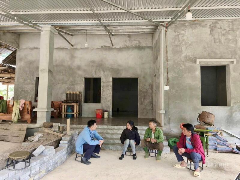 Cán bộ xã Đà Bắc và Trưởng xóm Phủ đến thăm ngôi nhà mới hoàn thành của gia đình anh Bàn Tiến Sự từ nguồn vốn hỗ trợ của Chương trình mục tiêu Quốc gia giảm nghèo bền vững