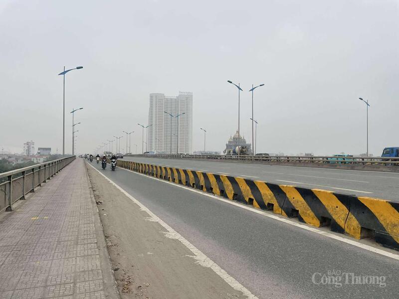 Sáng 3/12, khu vực Cầu Thăng Long nhiều tòa nhà chìm trong bầu không khí mờ đục.