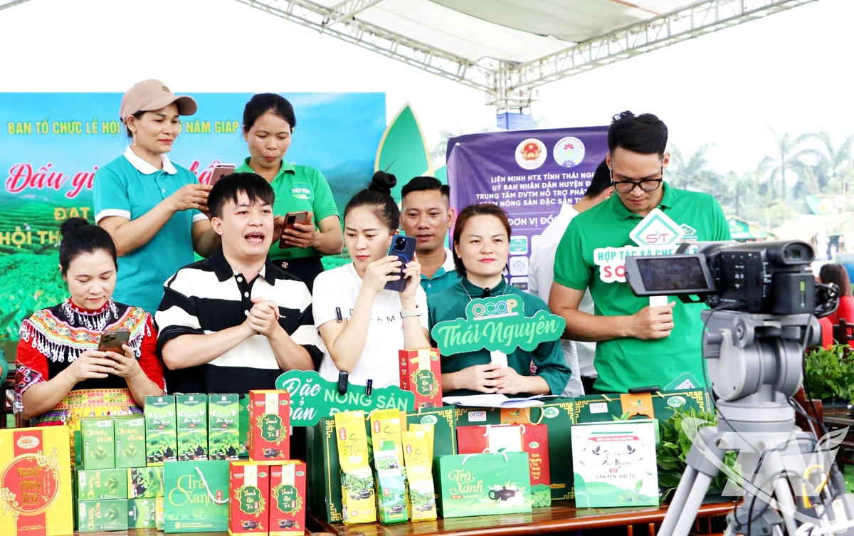 Một buổi livestream giới thiệu và bán các sản phẩm chè nổi tiếng trên địa bàn tỉnh.