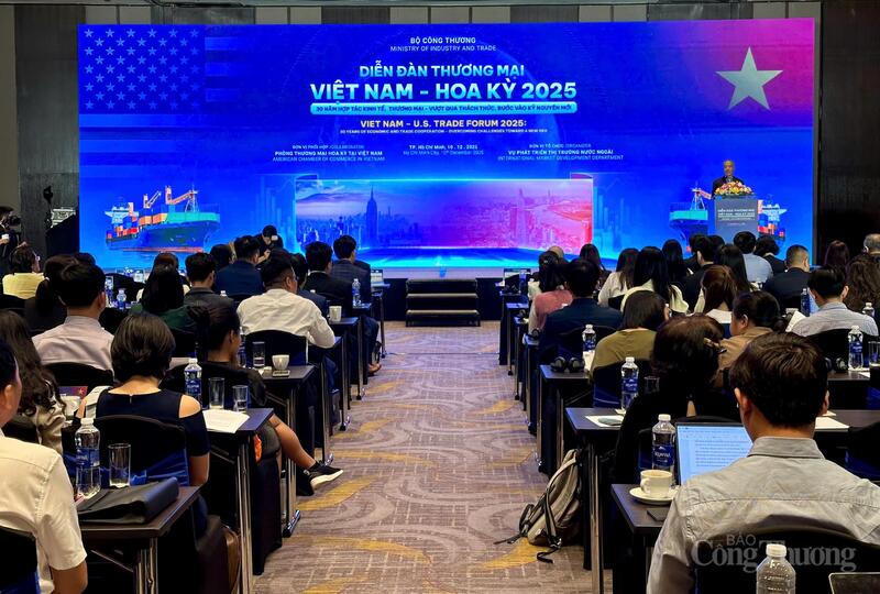 Quang cảnh diễn đàn.