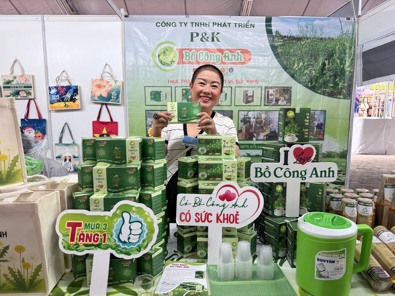 Đại diện Công ty TNHH Phát triển P&K giới thiệu sản phẩm trà Bồ Công Anh đạt chuẩn OCOP tại hội chợ. Ảnh: Minh Anh