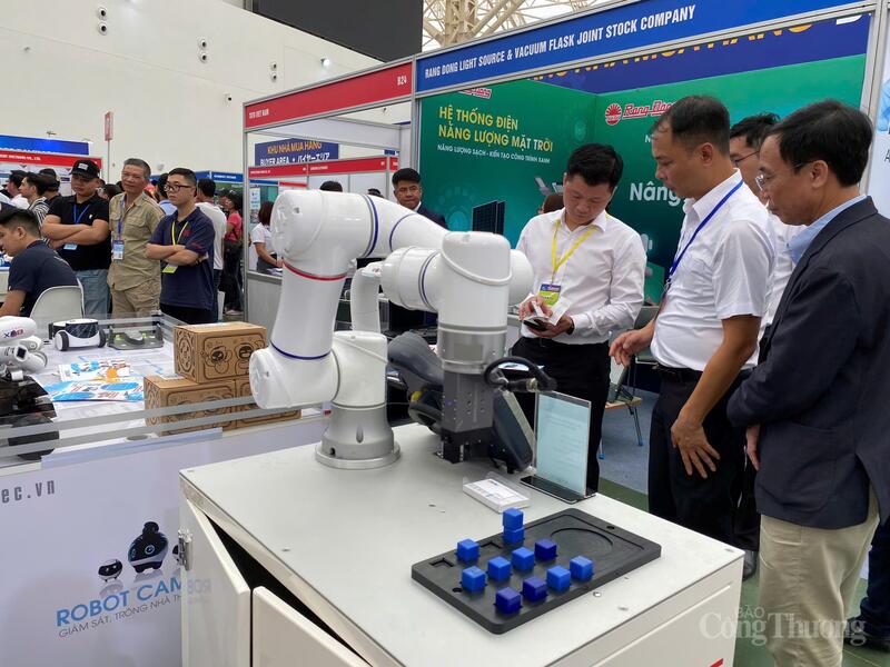 Hà Nội phấn đấu đến năm 2030 có khoảng 1.200 doanh nghiệp công nghiệp hỗ trợ, trong đó trên 40% doanh nghiệp có hệ thống sản xuất và sản phẩm đạt tiêu chuẩn quốc tế. Ảnh: N.H