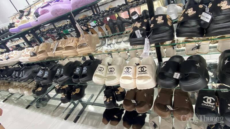 Nhiều sản phẩm giày dép được bày bán nhái các thương hiệu lớn