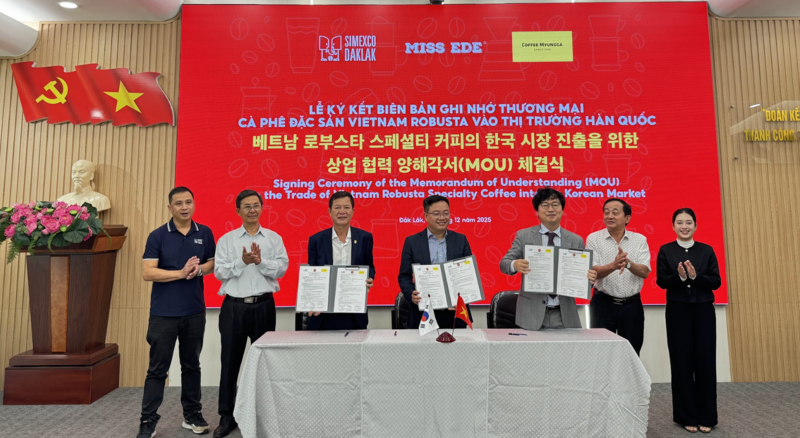 Lễ ký kết biên bản ghi nhớ hợp tác thương mại, nhằm đưa cà phê đặc sản Vietnam Robusta đến Hàn Quốc. Ảnh: Lê Hảo