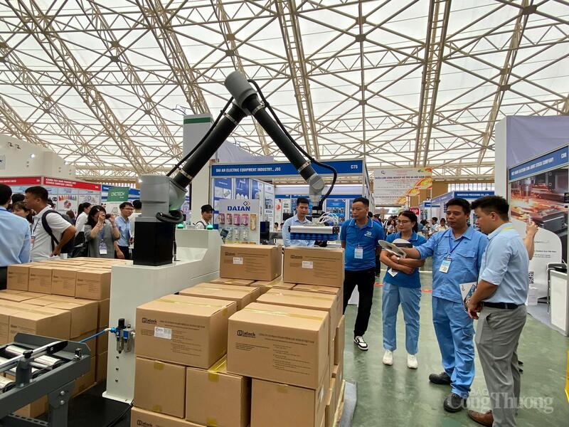 Các doanh nghiệp công nghiệp hỗ trợ của Hà Nội tham gia hoạt động xúc tiến thương mại. Ảnh: N.H