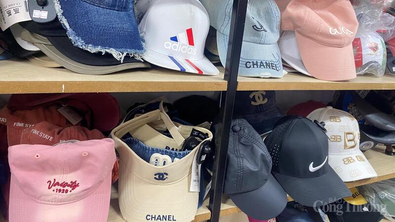 Nhiều sản phẩm hàng hóa nhái các thương hiệu lớn được bày bán tràn lan
