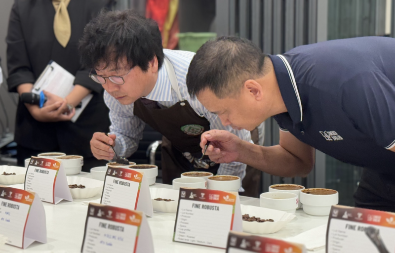 Các chuyên gia đánh giá hương vị cà phê đặc sản Robusta Việt Nam. Ảnh: Lê Hảo