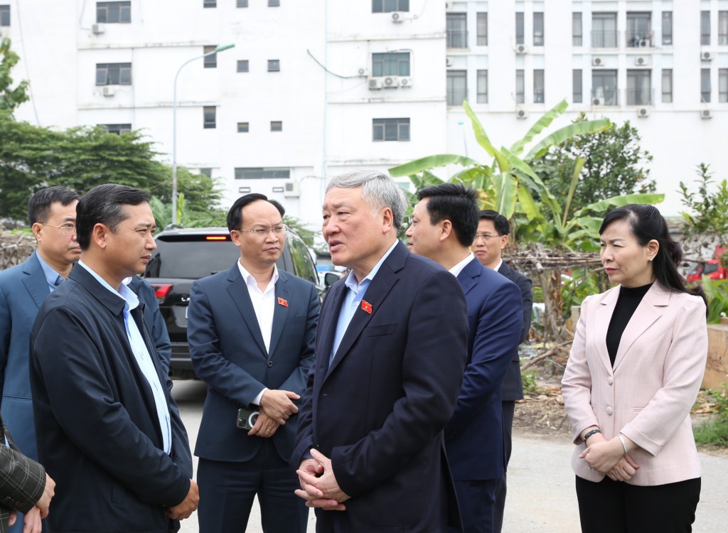 Phó Thủ tướng Thường trực Chính phủ Nguyễn Hòa Bình kiểm tra vướng mắc về cấp đất đối với người dân ngay sau buổi tiếp xúc cử tri - Ảnh: VGP/Nguyễn Hoàng Phó Thủ tướng Thường trực Chính phủ Nguyễn Hòa Bình kiểm tra vướng mắc về cấp đất đối với người dân ngay sau buổi tiếp xúc cử tri - Ảnh: VGP/Nguyễn Hoàng