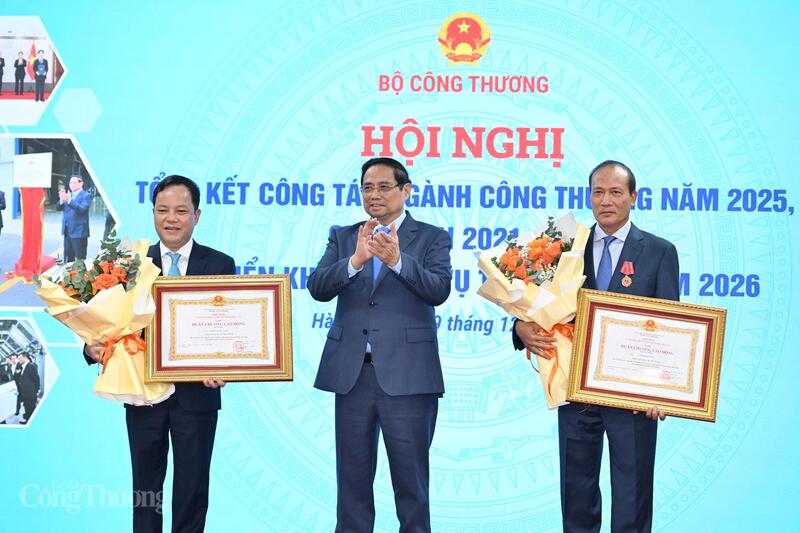 Thay mặt lãnh đạo Đảng, Nhà nước, Thủ tướng trao Huân chương Lao động cho các tập thể, cá nhân có thành tích xuất sắc.